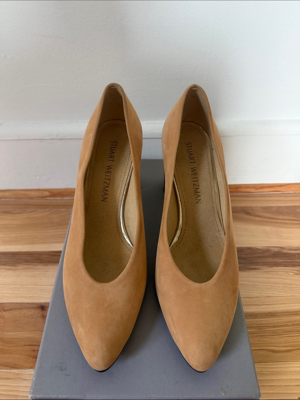 NWT Stuart Weitzman Camel Suede Pointed Toe Pumps